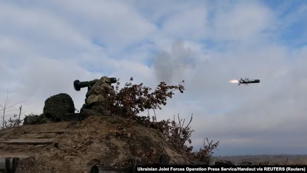 Український військовий проводить постріл з Javelin