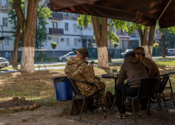 Українські військові обідають у вуличному кафе у Краматорську, 13 вересня 2023 року. Фото: AP Photo/Hanna Arhirova