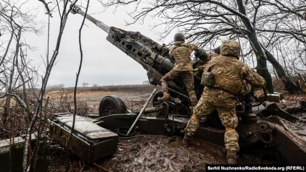 Українські військові застосовують 155 мм британсько-американську гаубицю М777, яку передали США
