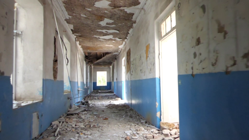 Зруйнована російськими КАБами школа