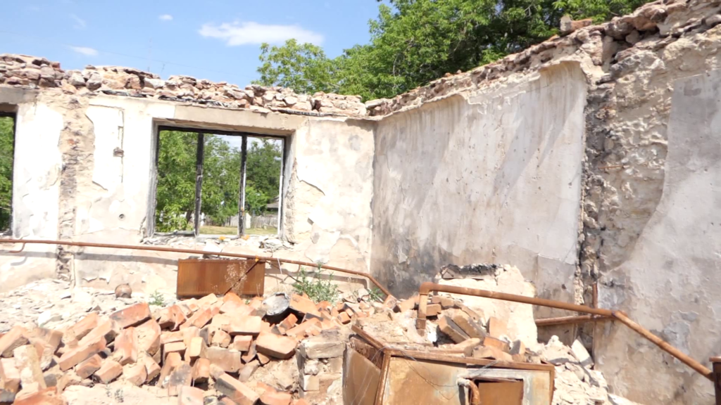Зруйноване внаслідок бойових дій житло в Білокриницькому старостаті
