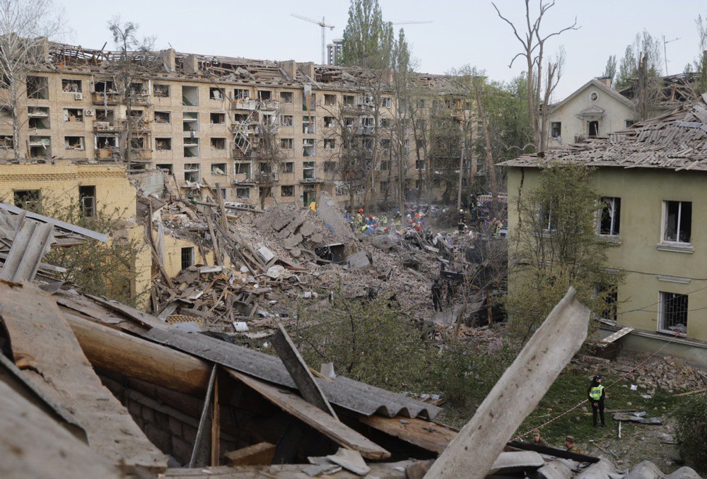 Рятувальники працюють на місці ракетного удару по житловому будинку у Святошинському районі Києва, 24 квітня 2025 р.