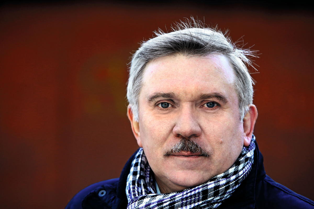 Михайло ГОНЧАР. Експерт з міжнародних енергетичних та безпекових відносин Народився 17 лютого 1963-го на Кролевеччині на Сумщині в сім’ї геологів. Закінчив Київський інститут інженерів цивільної авіації. Стажувався в бельгійському Католицькому університеті Лювен-ла-Нев за програмою Європейської комісії для державних службовців. Працював науковим співробітником у Інституті стратегічних досліджень при Раді національної безпеки та оборони України. Обіймав різні посади при РНБО. Був радником, керівником управління стратегії, керівником апарату Спеціального уповноваженого України з питань Євро-Азійського нафтотранспортного коридору, заступником голови правління і членом правління ”Укртранс­нафти”. Очолював енергетичні програми в центрі ”Номос”. Із 2008 року – президент центру глобалістики ”Стратегія ХХІ”. У шлюбі. Дружина Раїса за фахом комп’ютерник. Виховали доньок Христину й Катерину. Захоплення – рафтинг, садівництво