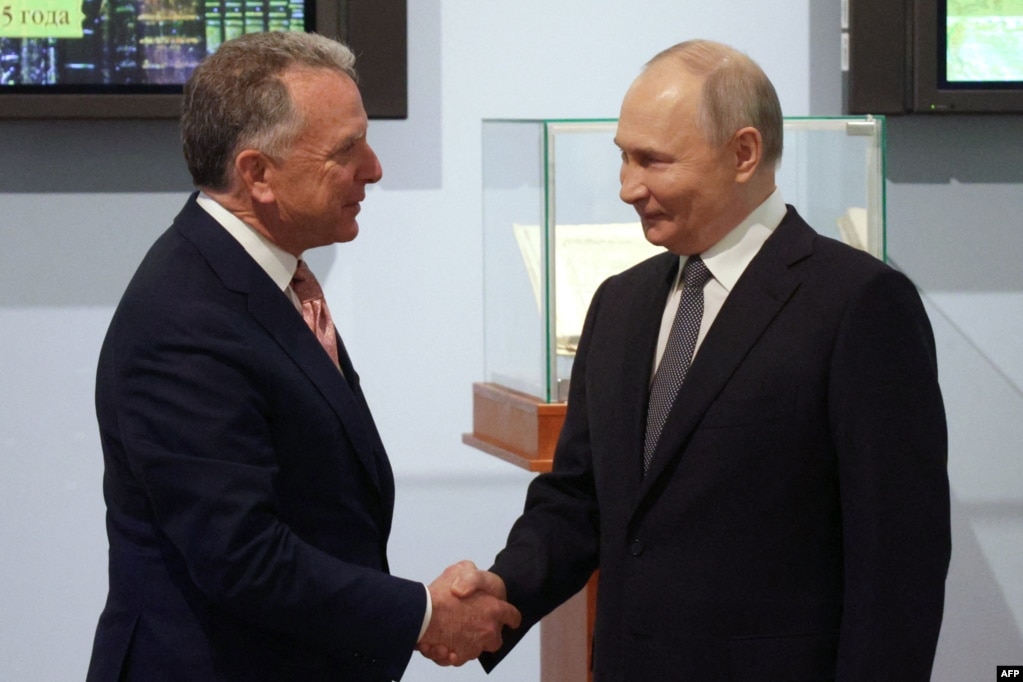 Під час зустрічі Стіва Віткоффа (ліворуч) і Володимира Путіна 11 квітня 2025 року