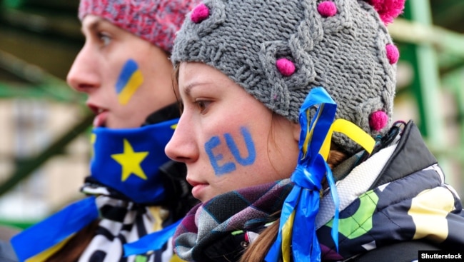 « Україна – це Європа», – скандувавав мільйон людей у центрі Києва під час Революції гідності. Фото від 30 листопада 2013 року. Євромайдан, початок Революції гідності. Майдан Незалежності в Києві