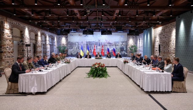 “Хотєлкі” ті ж самі: “нейтралітет”, відмова від репарацій та “права російськомовних” – Росія озвучила Україні в Стамбулі п’ять вимог