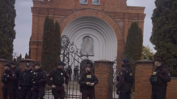 Держвиконавці виселили попів упц (мп) з храму у Красилові