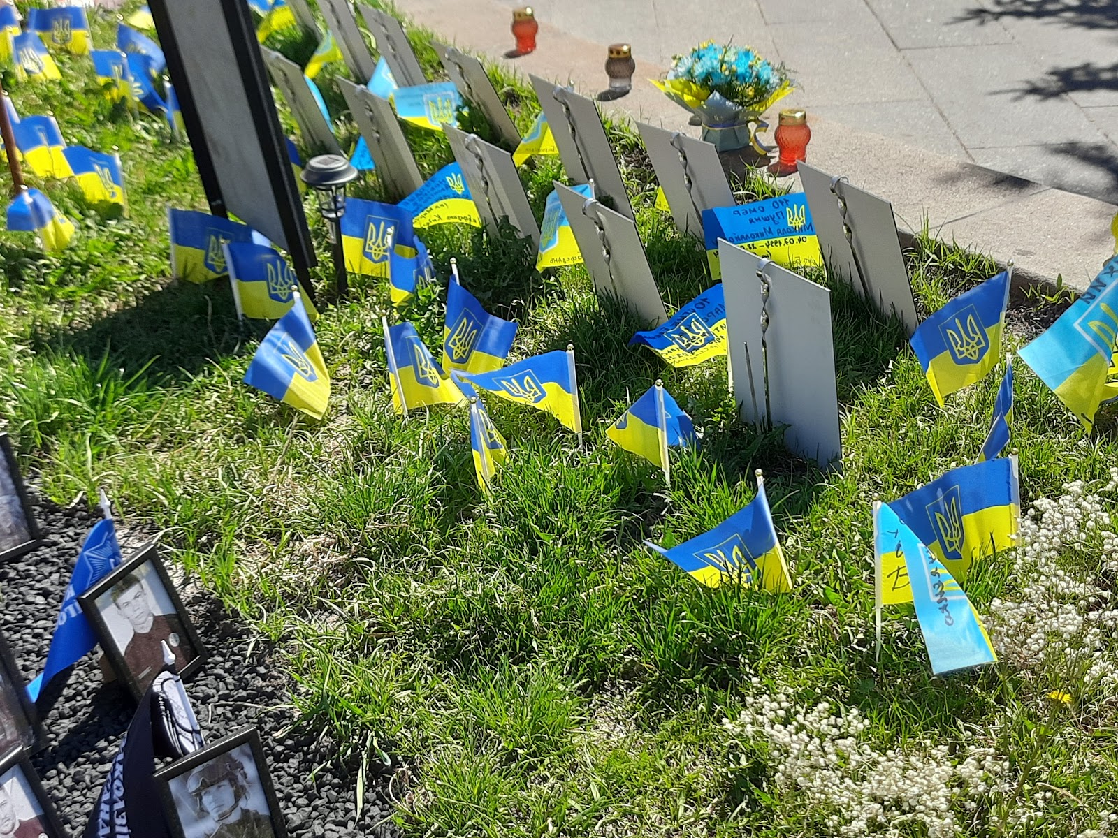 Портрети полеглих воїнів спираються на шампури. Фото авторки
