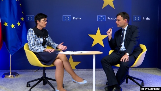 Під час інтерв'ю Рікарда Юзвяка з Мартою Кос, комісаркою ЄС з питань розширення. Прага, 28 квітня 2025 року