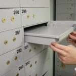 Податковій відкриють інформацію про наявність рахунків та банківських сейфів в українців: Уряд схвалив законопроєкт