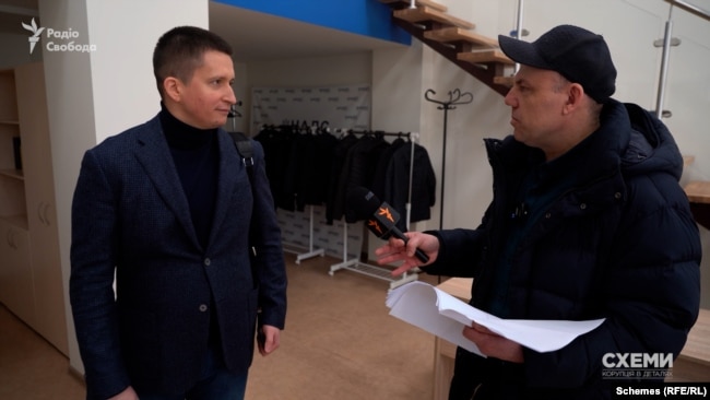 Віктор Дубовик з журналістом «Схем» Сергієм Андрушком