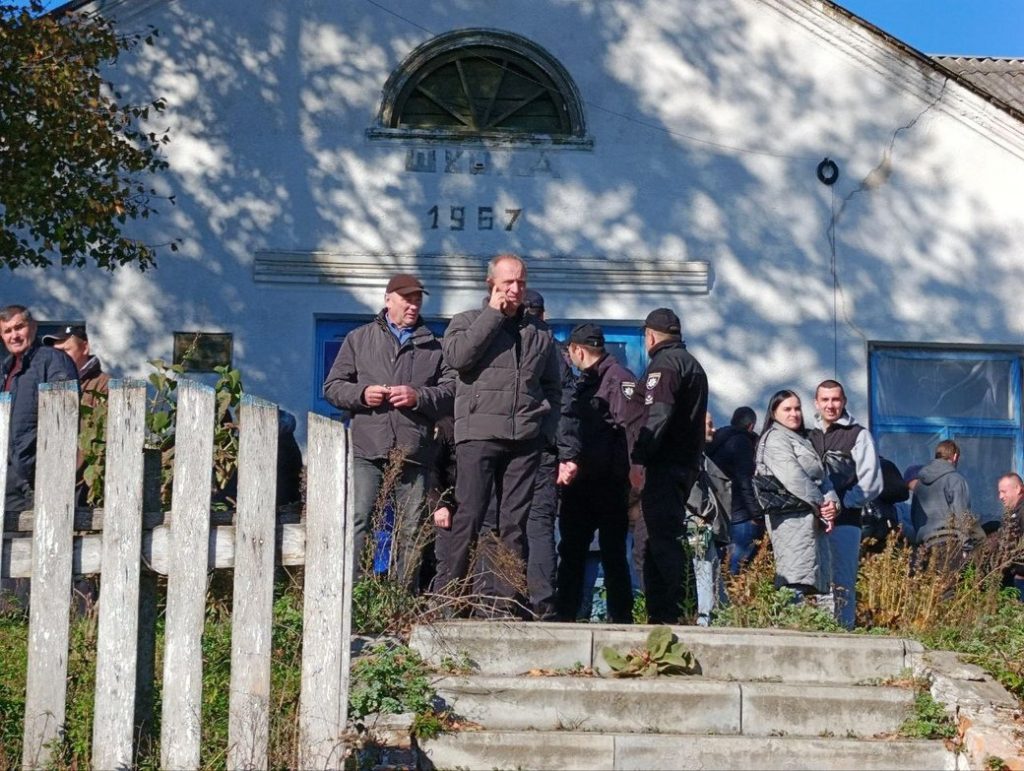 Перехід до ПЦУ церкви Покрови Пресвятої Богородиці супроводжувався поліцією. Джерело: https://suspilne.media/