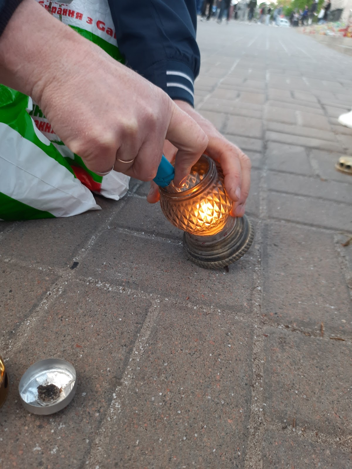 Олег запалює лампадку на майдані Незалежності