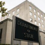 Посадовець адміністрації Трампа, який ліквідував відділ боротьби з дезінформацією, має тісні зв’язки з Росією та захоплюється нею та Путіним