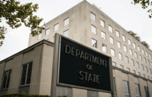 Посадовець адміністрації Трампа, який ліквідував відділ боротьби з дезінформацією, має тісні зв’язки з Росією та захоплюється нею та Путіним
