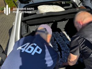 Посадовець з Рівненщини вимагав побори з підлеглих правоохоронців, які хотіли уникнути служби у “гарячих точках” фронту, – ДБР
