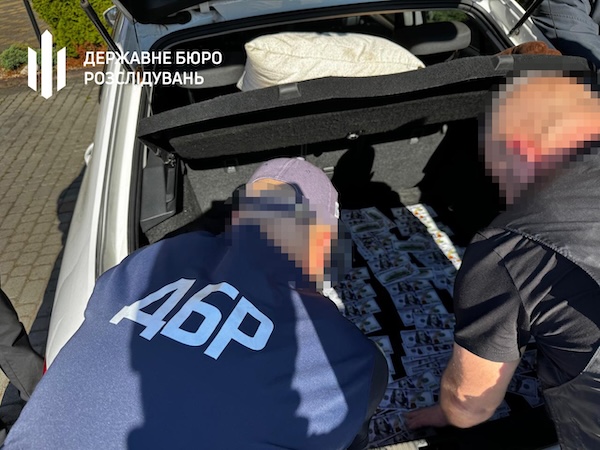 Посадовець з Рівненщини вимагав побори з підлеглих правоохоронців, які хотіли уникнути служби у “гарячих точках” фронту, – ДБР