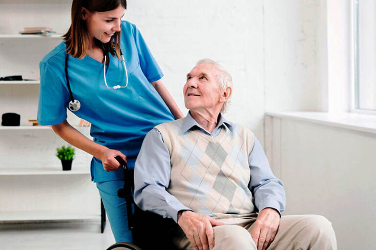 Що включає в себе вартість проживання у будинку престарілих?