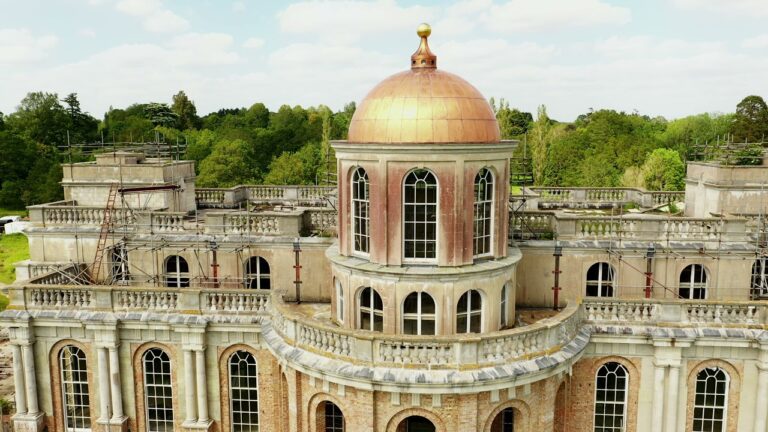 У Сассексі стоїть покинутий гігантський особняк, який міг би затьмарити Букінгемський палац – про це пише NovusNews