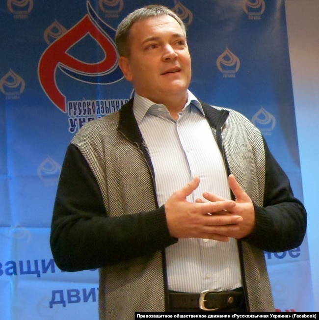 Вадим Колесніченко на тлі банера «Російськомовної України»