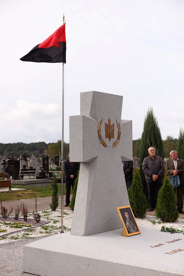 Могила Героя України Тараса Матвіїва &laquo;Сармата&raquo; (фото Ольги Гучко (Петренко))