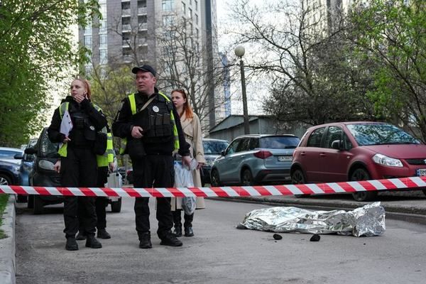 Фото:   Суспільне Новини/Іван Антипенко /  Під підʼїздом однієї з багатоповерхів