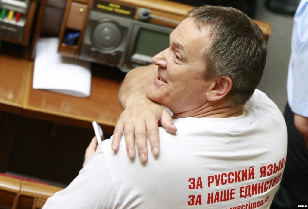 Тодішній народний депутат із фракції Партії регіонів Вадим Колесніченко, один із авторів так званого «мовного закону Ківалова-Колесніченка», в залі засідань парламенту України, 25 травня 2012 року