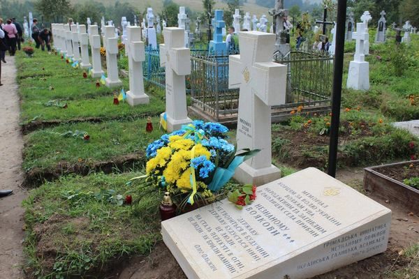 З якого матеріалу мають бути пам’ятники на могилах Героїв, бо вічний камінь – це міф