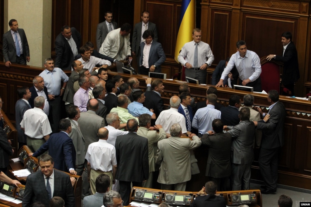Народні депутати під час бійки у залі засідань парламенту, 3 липня 2012 року