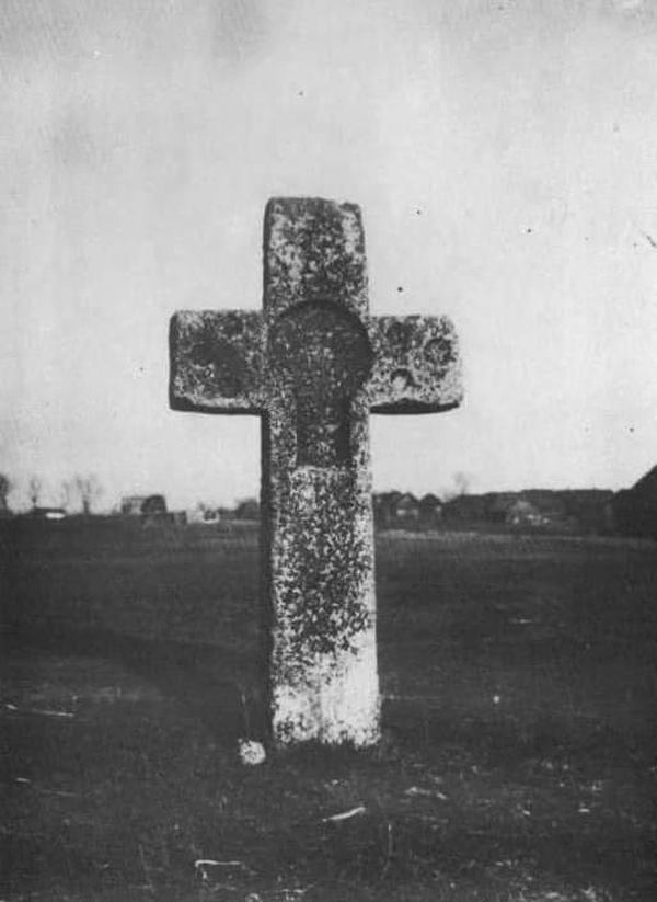 Найдавніший хрест у Зимному (архівне фото з книжки Олександра Цинкаловського)