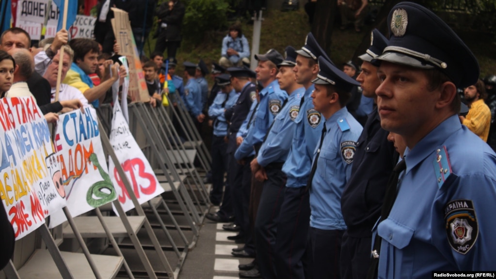 Учасники акції протесту біля Верховної Ради, Київ, 5 червня 2012 року