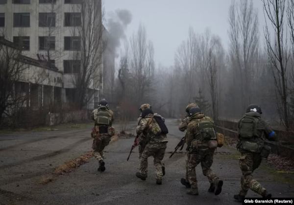 Спільні навчання Збройних сил України, Національної гвардії, Прикордонної служби та СБУ на кордоні з Білоруссю неподалік Чорнобильської атомної електростанції, у покинутому місті Прип'ять, Україна, 20 січня 2023 року