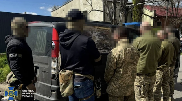 Відстежували жертву і нападали: СБУ розповіла про схему “вибивання” грошей працівників ТЦК з Одеси. Фактично діяла банда з військових