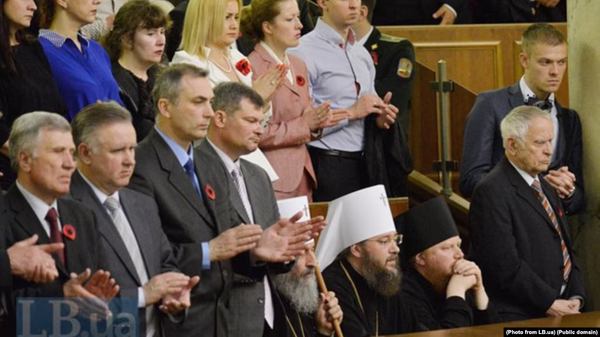 У 2015 році під час виступу президента Петра Порошенка Онуфрій не встав разом з усіма, коли згадували українських військових. Фото: lb.ua