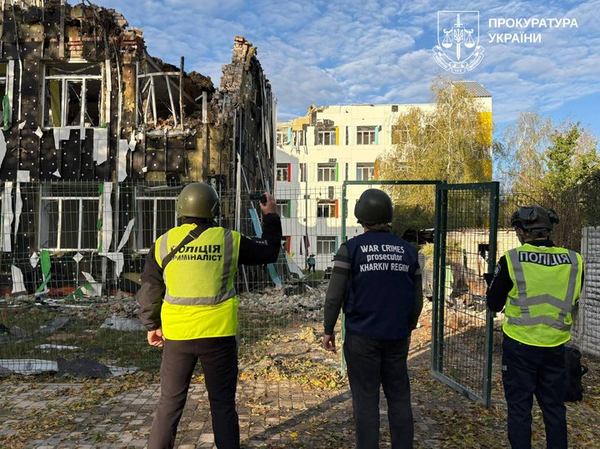 Навчальний заклад у Чугуєві, пошкоджений внаслідок російської атаки, 12 жовтня 2025 року. Харківська обласна прокуратура