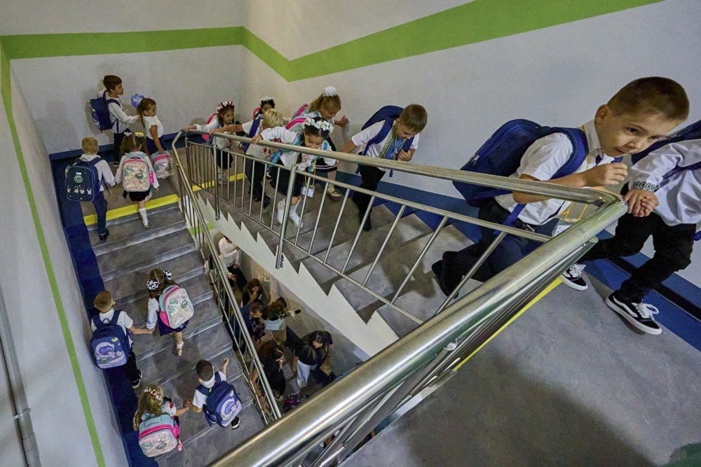 Діти в підземній школі першого дня навчального року в Харкові, 1 вересня 2025 року.
