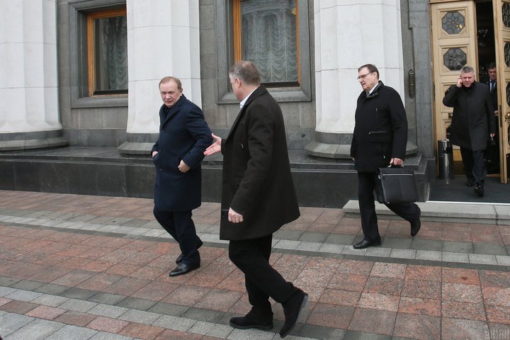 Народний депутат України від Партії регіонів Юрій Іванющенко (ліворуч) виходить з будівлі Верховної Ради 5 квітня 2013 року. УНІАН/Володимир Гонтар