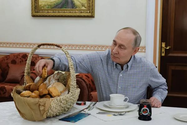 Президент Путін з випічкою в Москві. 2025 рік. Завдяки великим зерноробним районам Україна отримала назву &laquo;житниця Європи&raquo;. Фото: Kremlin Pool Photo / AP Photo