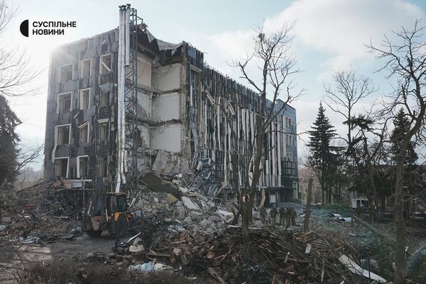 Наслідки ракетного удару по Ізюму, 4 лютого 2025 року. Зруйнована російською ракетою Ізюмська міська рада. Суспільне Харків/Вікторія Якименко