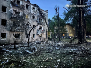 Ворог уразив ракетами житловий квартал Дніпра, 18 поранених