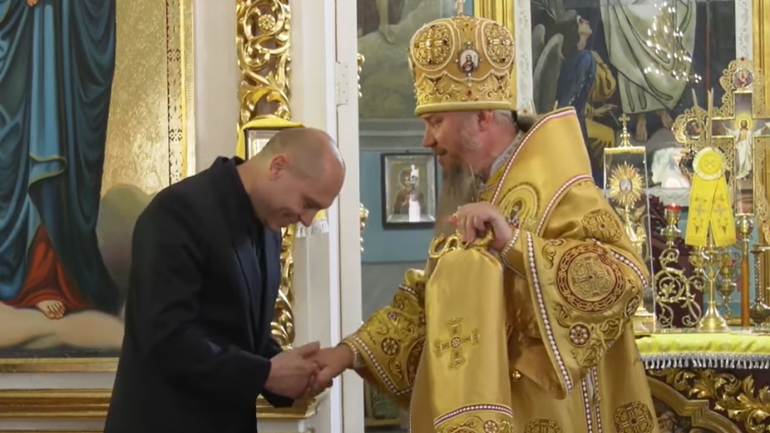 Митрополит Ізюмський і Купʼянський УПЦ МП Єлисей благословляє на &lsquo;добрі справи&rsquo; головного колаборанта Харківської області Віталія Ганчева.