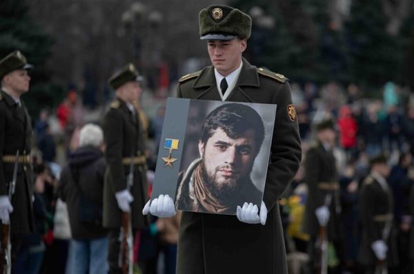 10 березня 2023 року на київському Майдані Незалежності зібралися тисячі військових та цивільних, які прийшли провести в останню путь лейтенанта Дмитра Коцюбайла, відомого всій країні як Да Вінчі. Фото: glavcom.ua