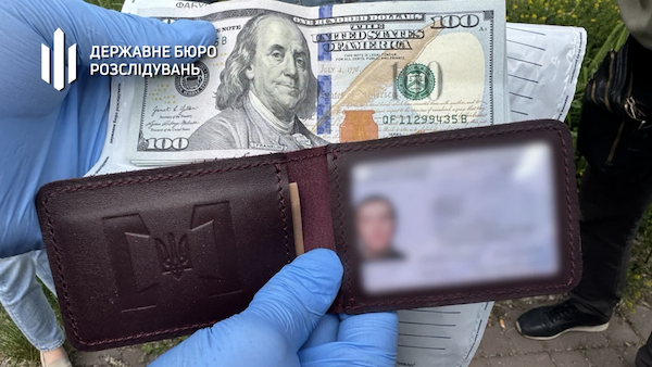 ДБР викрило двох працівників БЕБ на продажі “рішень” за хабарі