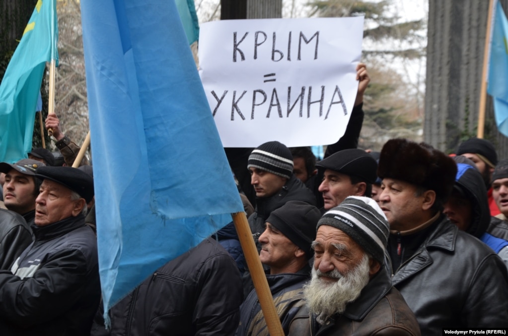 Багатотисячний мітинг на підтримку територіальної цілісності України, скликаний Меджлісом кримськотатарського народу . Сімферополь, 26 лютого 2014 року