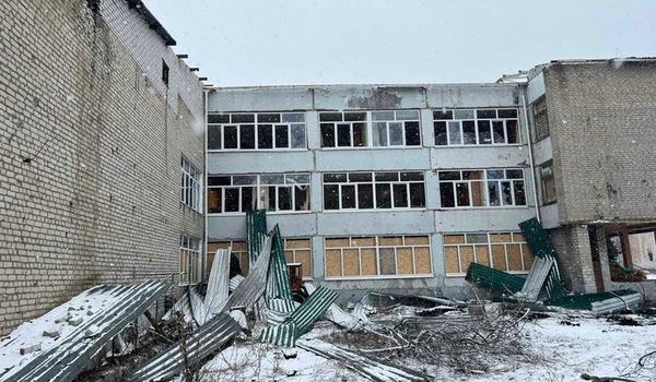 Відбудувати, щоб знову втратити: чому держава зводить школи й дороговартісні лікарні близько до фронту