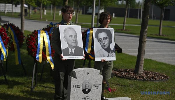 25 травня 2026 року, на Національному військовому меморіальному кладовищі на Київщині відбулася історична подія &mdash; прах другого очільника Організації українських націоналістів (ОУН) полковника Андрія Мельника та його дружини Софії Федак-Мельник нарешті повернувся на рідну землю