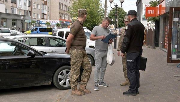 Перевірка облікових даних на вулицях Ковеля, Волинська область. Фото: Суспільне Луцьк