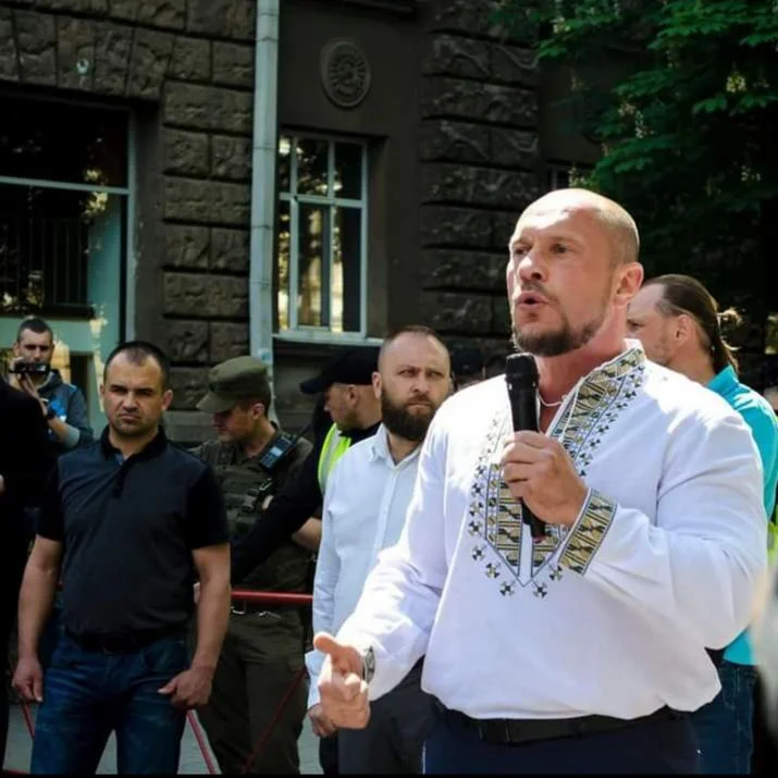 Позаду Іллі Ківи - Сергій Чередніченко та Кирило Стремоусов