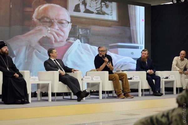 Р. Калинчук, Н. Михалков, Е. Кустуріца на рашистському форумі у Вологді.