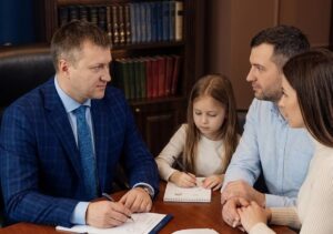 Яка роль сімейного адвоката у вирішенні конфліктів та як знайти професіоналів